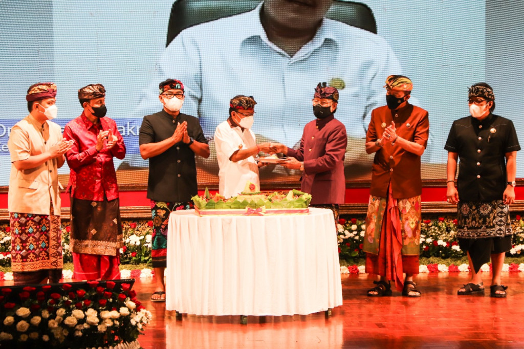Bupati Giri Prasta Hadiri Perayaan HUT Ke-70 MGPSSR, Ajak Semeton Pasek Tanamkan Konsep Vasudhaiva Kutumbakam dan Trilogi Kepasekan